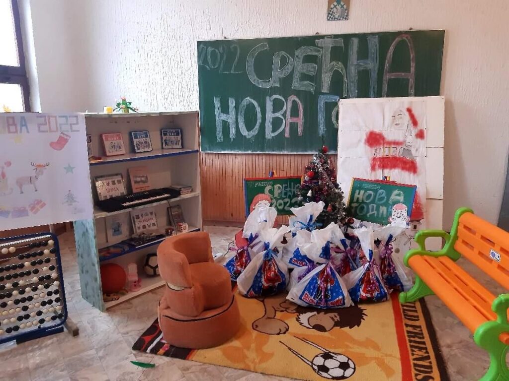 Новогодишње декорације школа у Ботуњи и Малој Врбници