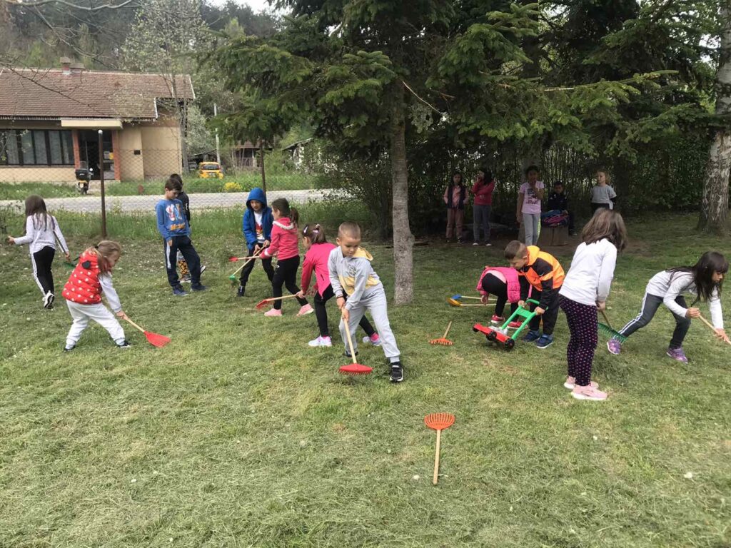 Сређивање школског дворишта у Милентији